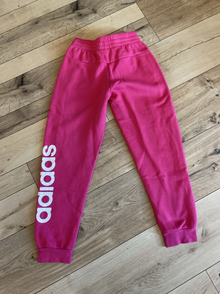 Adidas Pantaloni: Bas jogging ADIDAS - 140-9-10 ans – Usato da Sornard (Nendaz) venduto da delezedoris