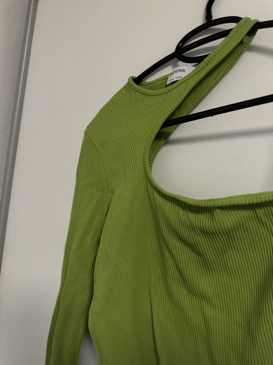 Bershka Top: Grünes einarmiges Langarm-Shirt Gr. S mit Cut-Out – Nuovo (secondo la descrizione) da Zürich venduto da kri_hy6t 2