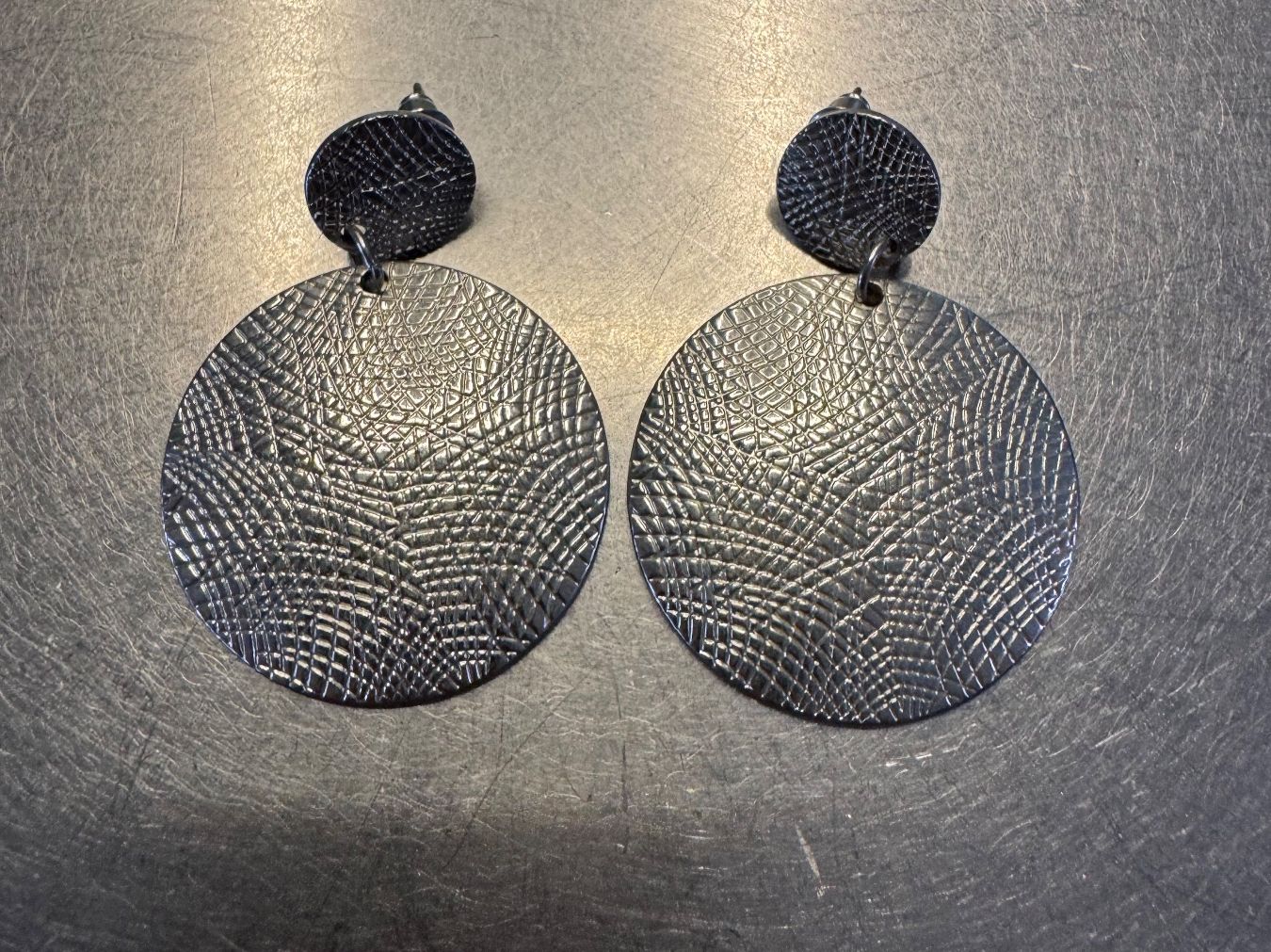 Orecchini pendenti & Orecchini a lobo: Silver Disc Drop Earrings – Textured Finish – Usato da Uitikon Waldegg venduto da gha_v6gz