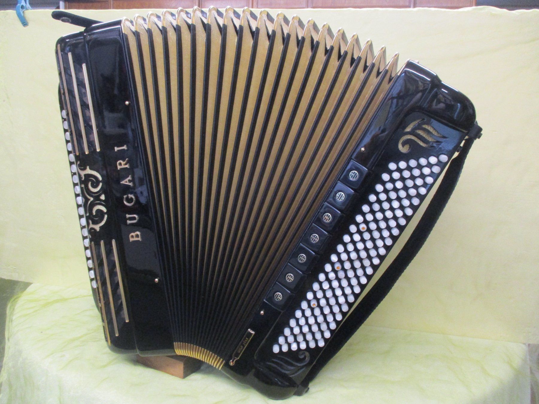 Musikinstrumente: Akkordeon Bugari Gold plus – Gebraucht aus Jegenstorf von Oktavio 3