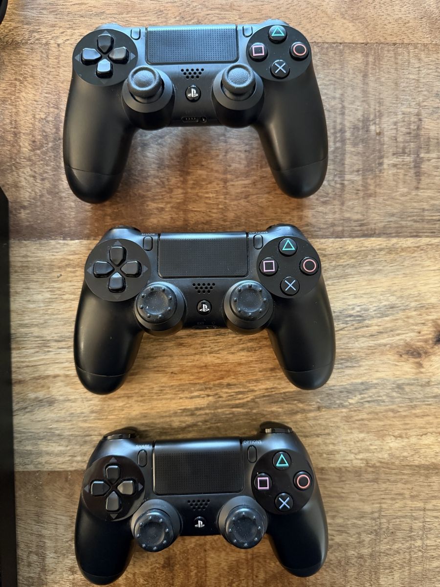 Sony Konsolen: Sony PlayStation 4 inkl. 3 Controller – Gebraucht aus Walchwil von lion1366 4