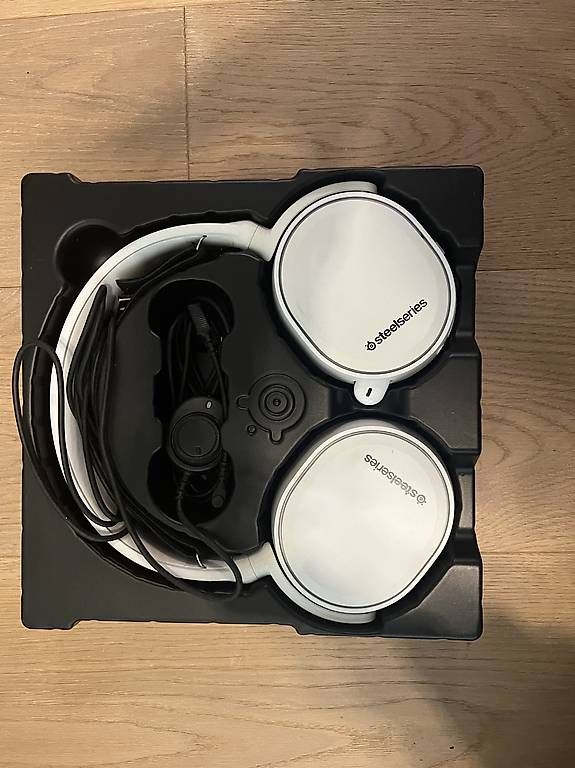 Steelseries Cuffie: SteelSeries Arctis 5 Wired Gaming Headset – Usato da Reinach BL venduto da rai_5qfg 1