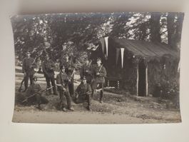 Historische Soldaten mit Bajonette  mit Hütte ca. 1915?