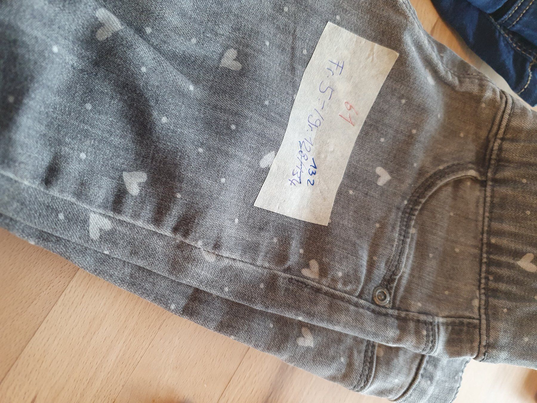 Kleiderpakete & -sets: Mädchen Kleiderset Grösse 128 / 134 Jeans Pulli T-Shirts – Gebraucht aus Ebmatingen von zeitlos-gesund.ch 6