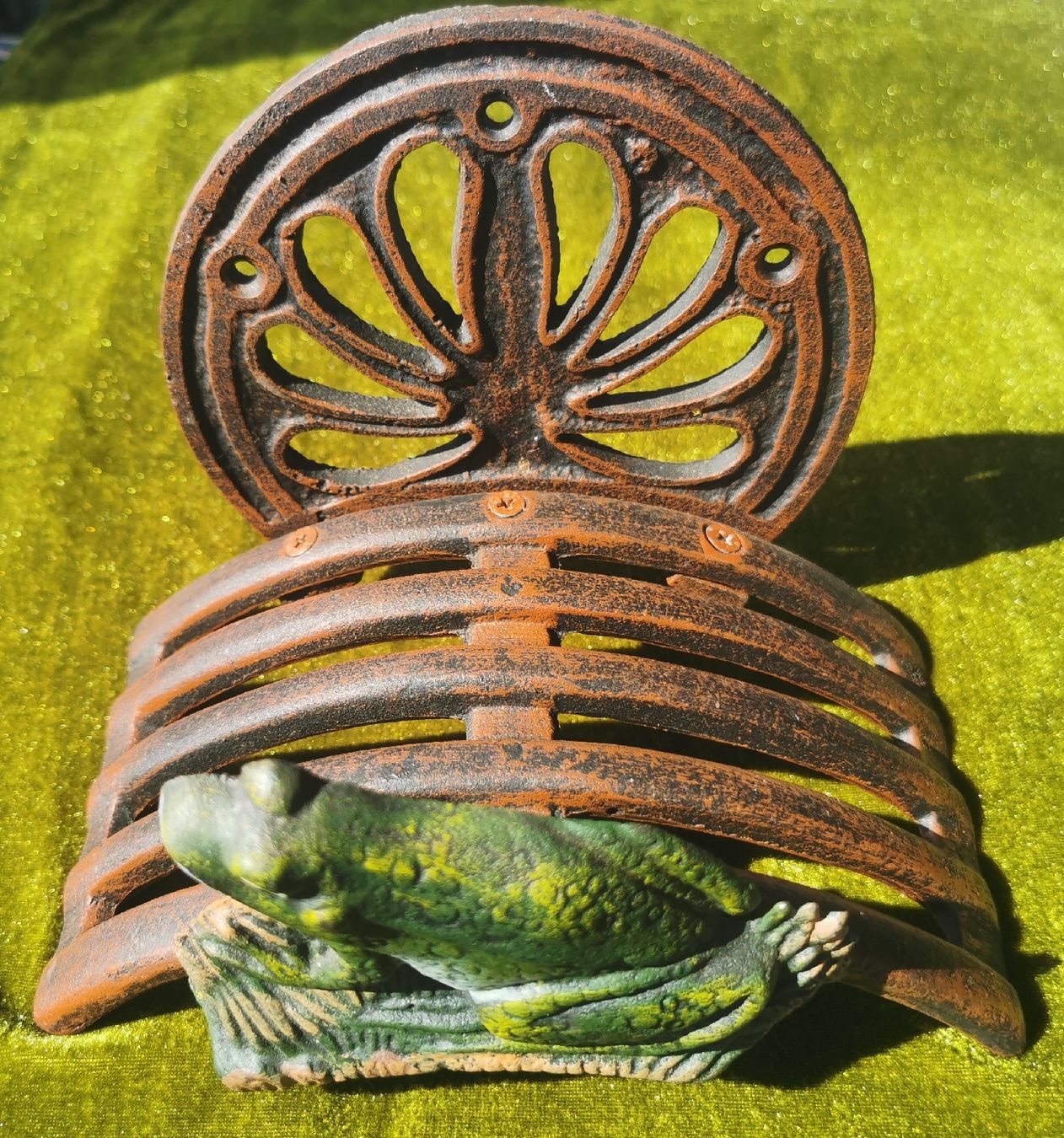 Statuette: Gartenschlauchaufhängung und Rasensprenger – Nuovo (secondo la descrizione) da Wettingen venduto da Biitel 2