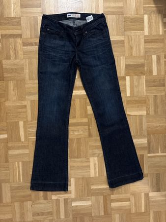 Très joli jeans Levis Demi Curve taille 7M