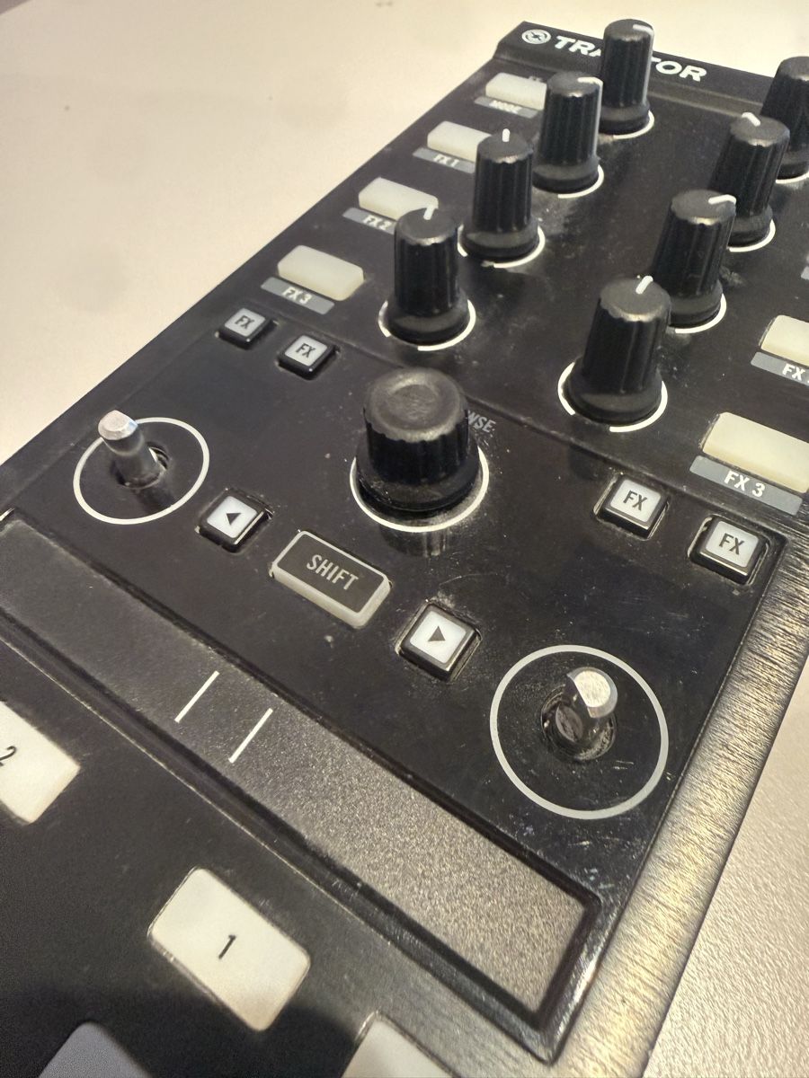 Sistema di controllo: DJ Controller Native Instruments Traktor Kontrol X1 MK2 – Usato da St. Gallen venduto da ChJermann 3