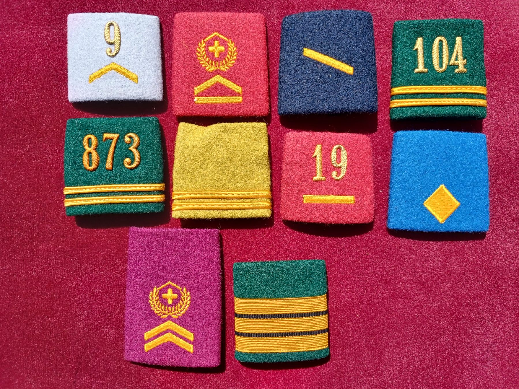 Schweizer Armee Uniformi: 10 Achselnummern, Patten, Gradabzeichen, Einzelstücke – Usato da Horw venduto da Mikesch108