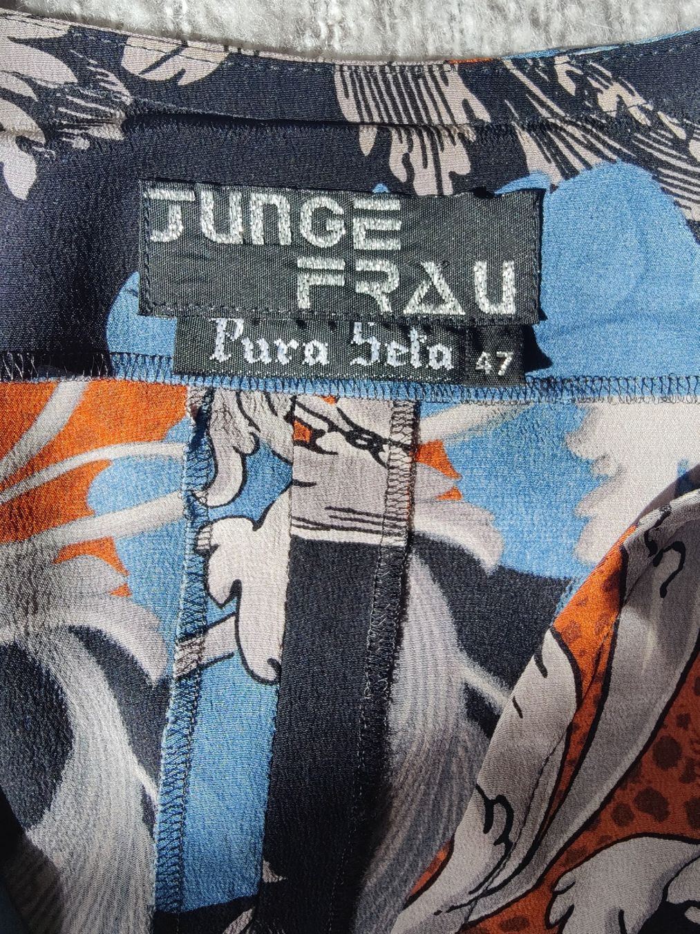 Chemisiers: Vintage Pure Silk Patterned Blouse with Chains – D'occasion à La Tour-de-Peilz par dAutrefois 7