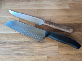 Zwei Messer (1x Victorinox Santoku, 1x unbekannt)