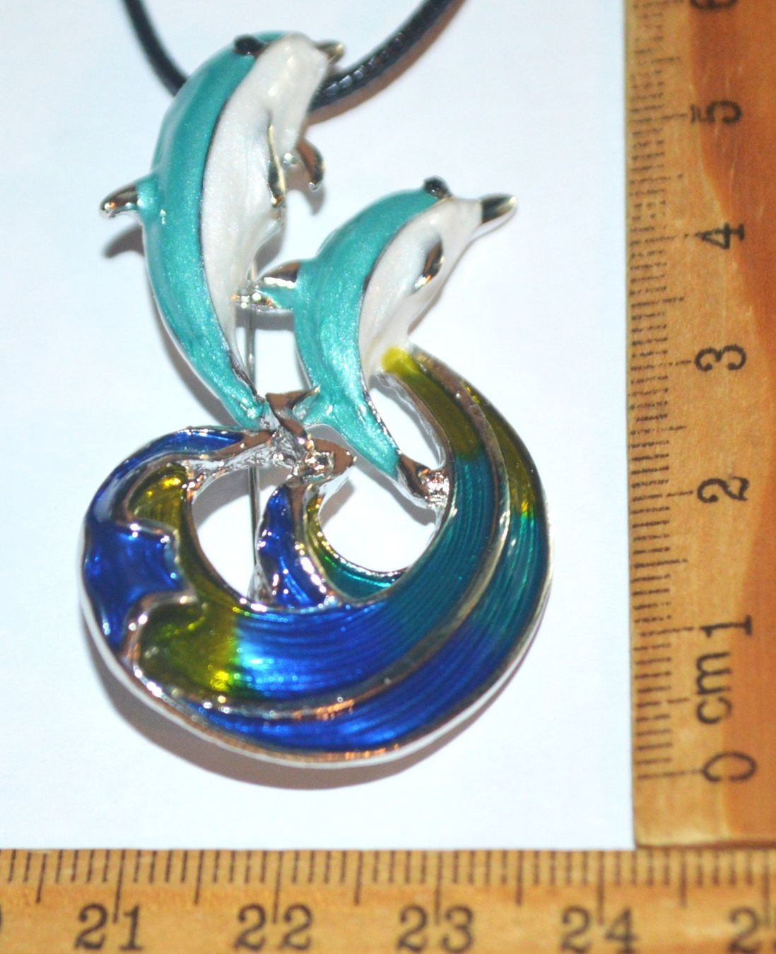 Spille & Fermagli: Brosche oder Halskette L-6648 – Delfin – Emaille – Nuovo e nell'imballaggio originale da Goldiwil (Thun) venduto da han_v5b7 2