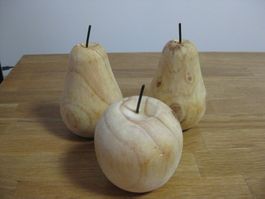 2 schöne Holz Birnen und 1 Holz Apfel