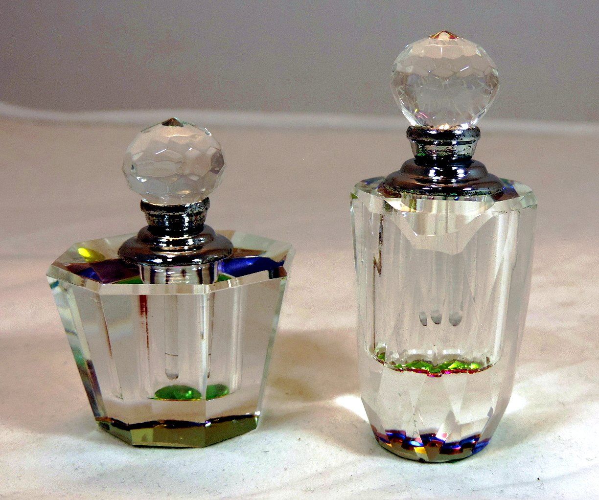 Flaconi: 2x Kristall-Parfumflaschen, irisierendes Glas – Nuovo e nell'imballaggio originale da Duggingen venduto da doogbua 2