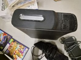 Xbox 360 Konsole mit 2 Controllern und Spielen