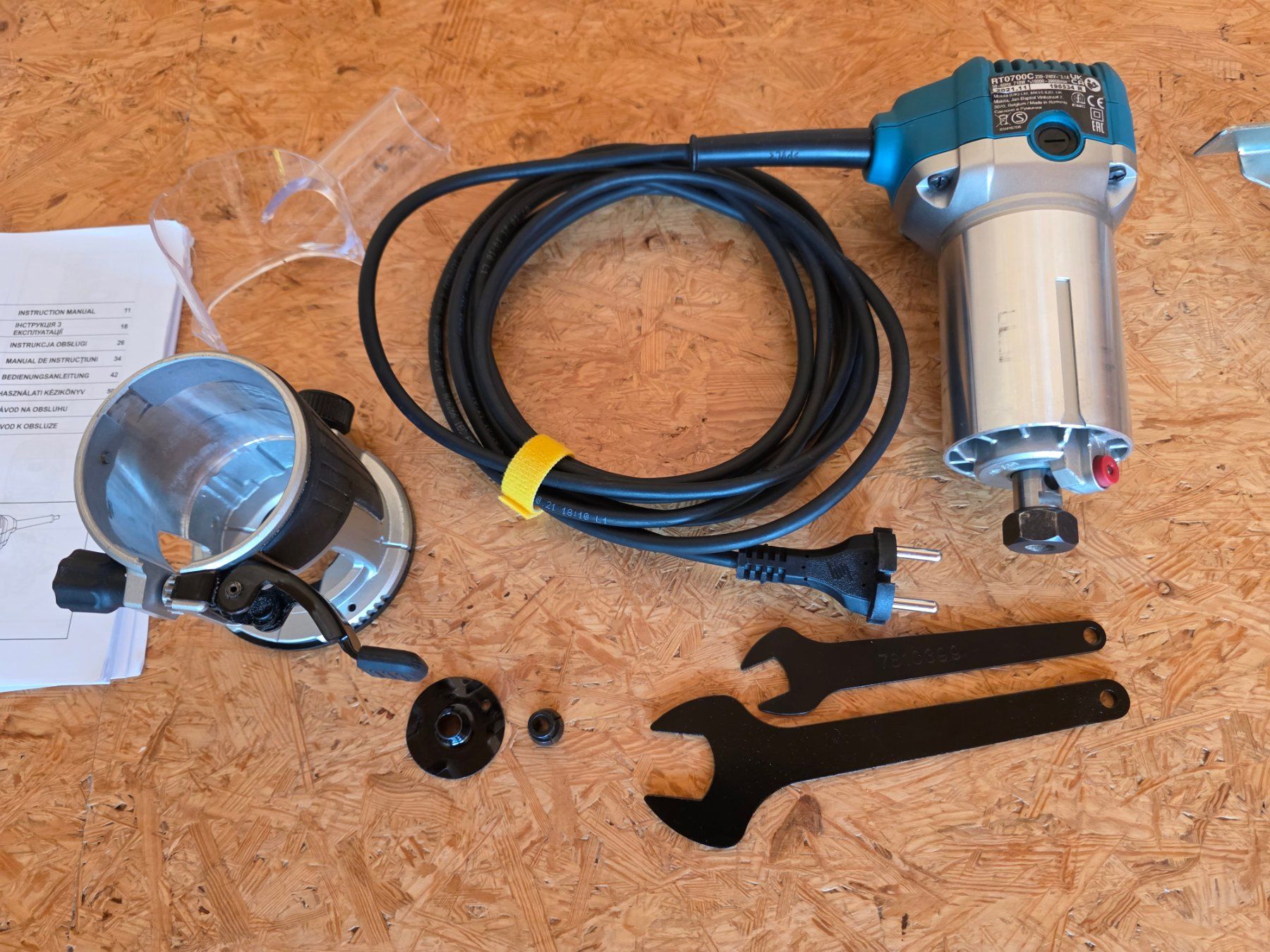 Makita Toutes les machines: Makita RT0702CJ Einhandfräse – D'occasion à Wängi par Uevi 2