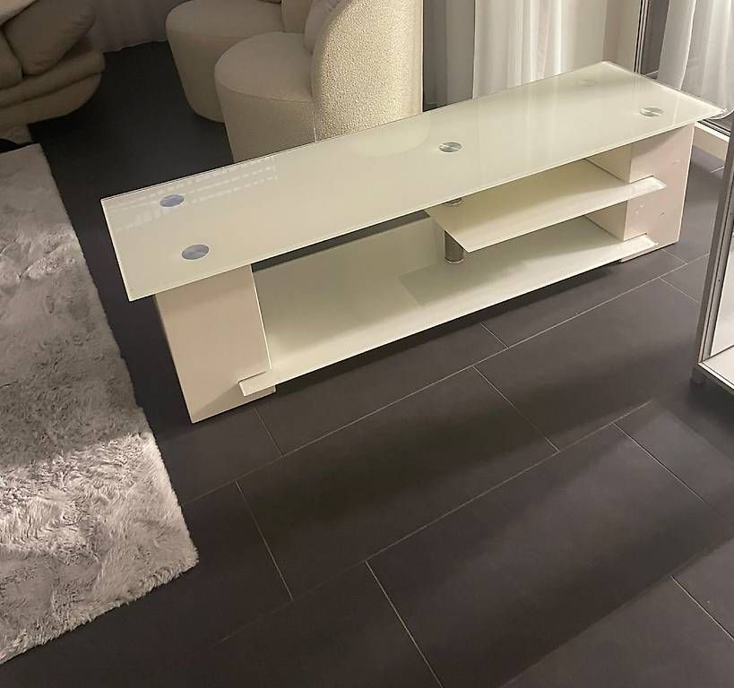 Mobili TV: TV-Möbel weiss mit Glasplatte 150 cm – Usato da Aarburg venduto da lony.7
