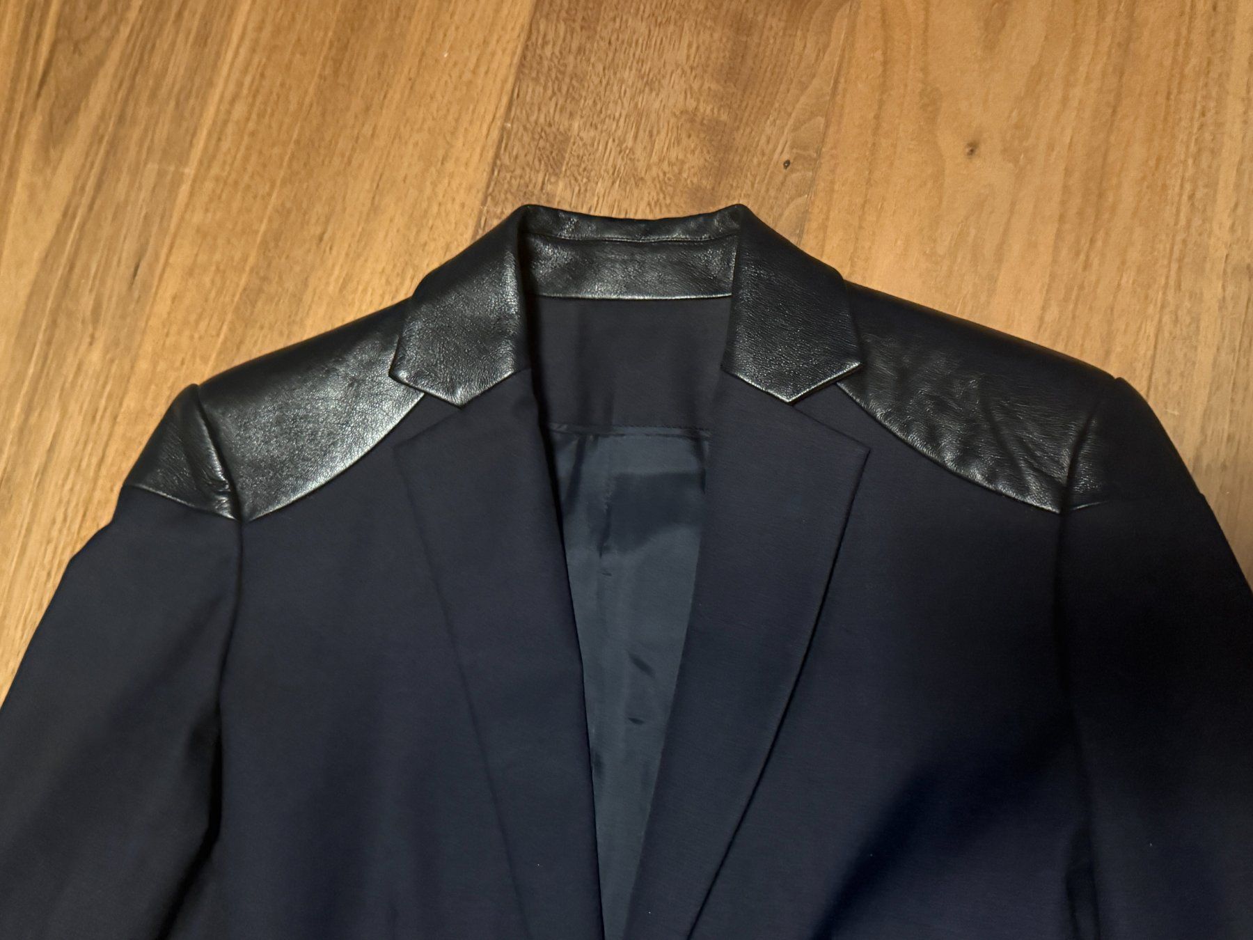 Giacche: Tailor-made blaser with contrasting leather shoulder panel – Usato da St-Sulpice VD venduto da juhdu 2