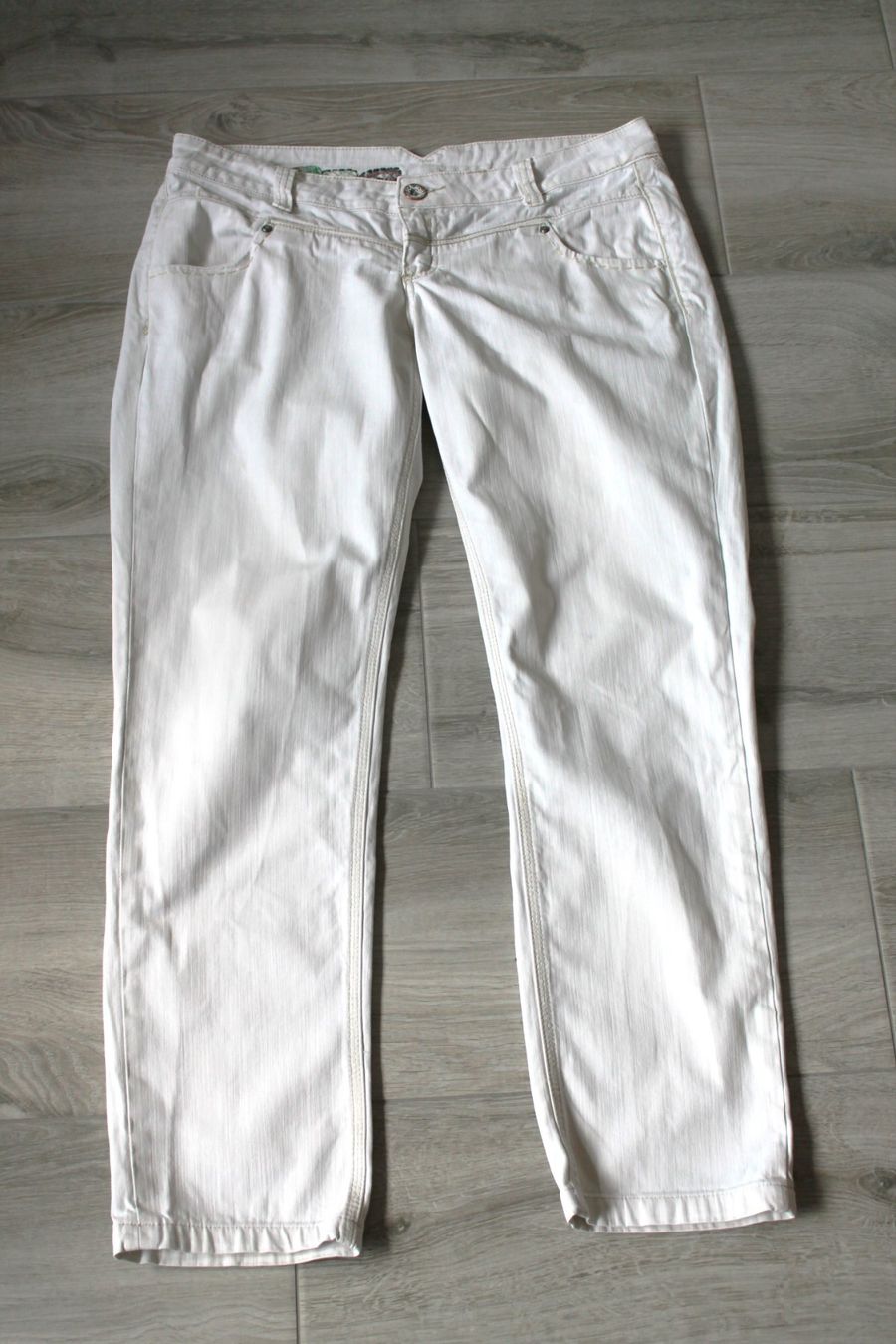 Desigual Pantaloni: Pantalon blanc DESIGUAL taille 44 – Usato da Chez-le-Bart venduto da jasse 1