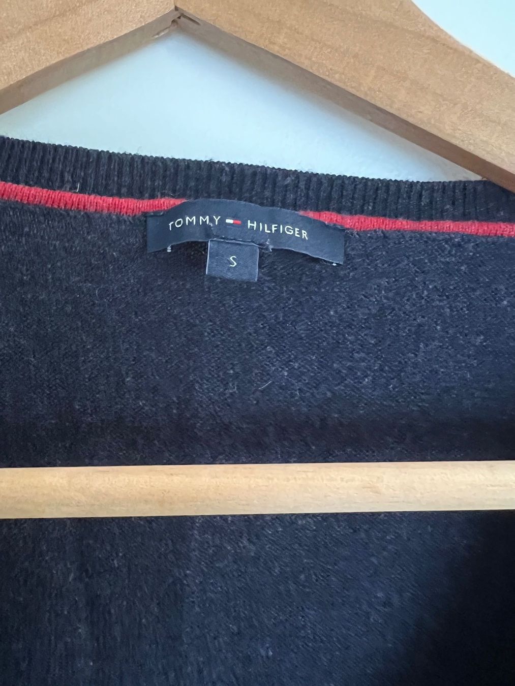 Tommy Hilfiger Pullover & Sweatshirts: Leichter V-Neck Pulli von Tommy Hilfiger in Gr. S – Gebraucht aus Winterthur von mic_l98y 2