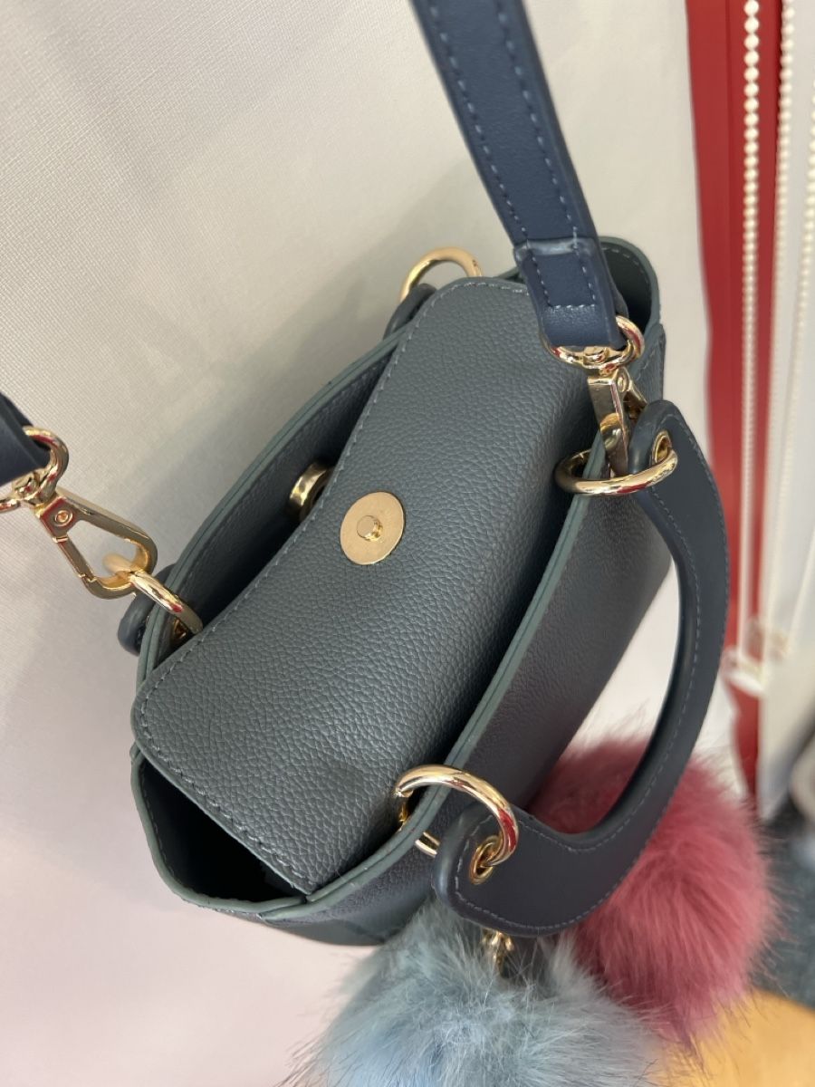 Manor Borse da donna: Kleine graue Handtasche mit Pompons – Usato da Oberglatt ZH venduto da ble_75jw 4