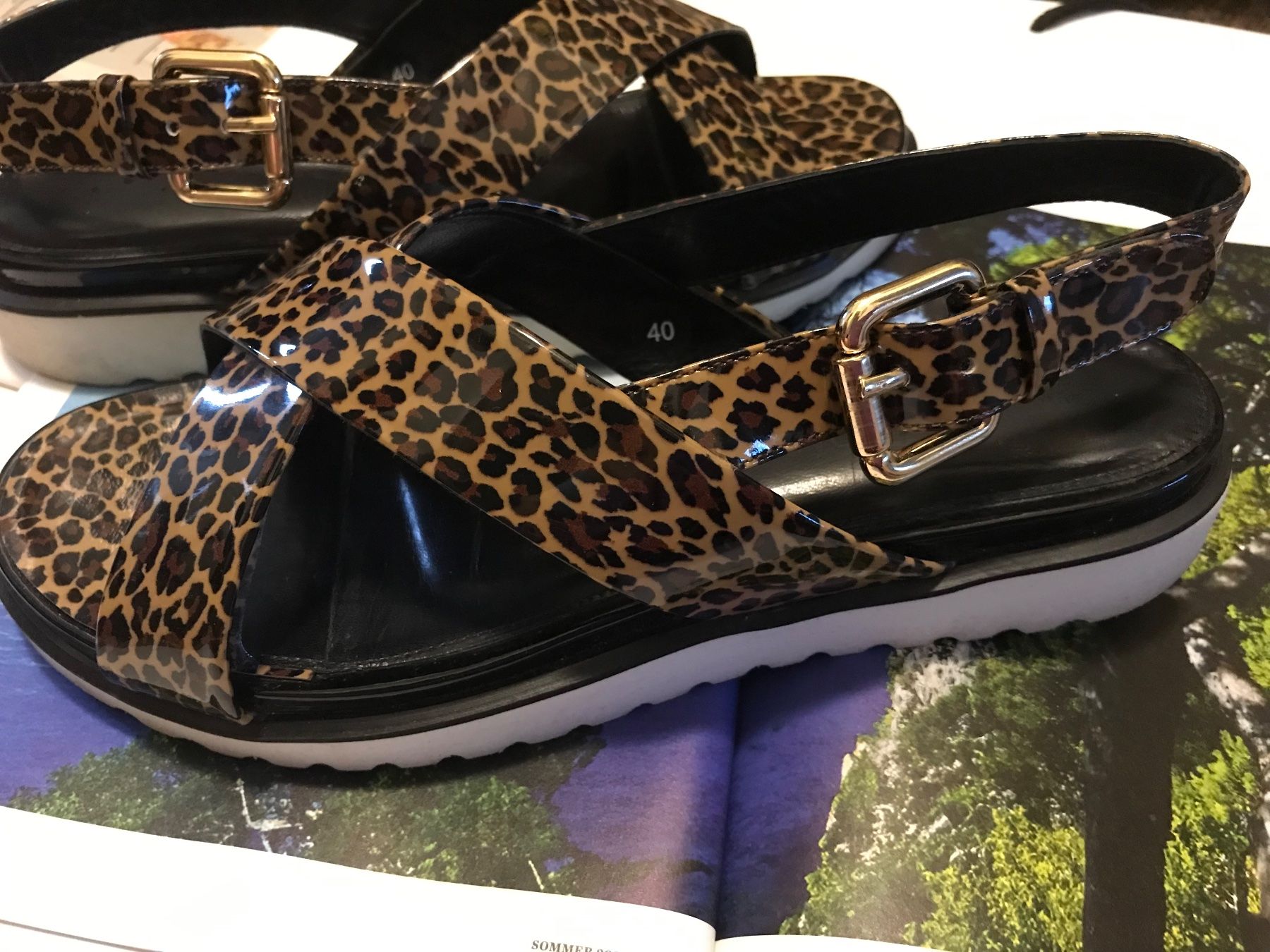 Scarpe da donna: Sommer Sandalen Grösse 40 Leopard Optik, Lack – Usato da Niederteufen venduto da mix18 3