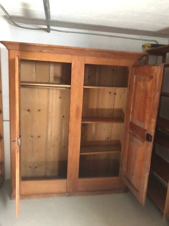 Armoires: Alter Holzschrank gratis abzuholen – D'occasion à Oetwil am See par toi_6xzw 1