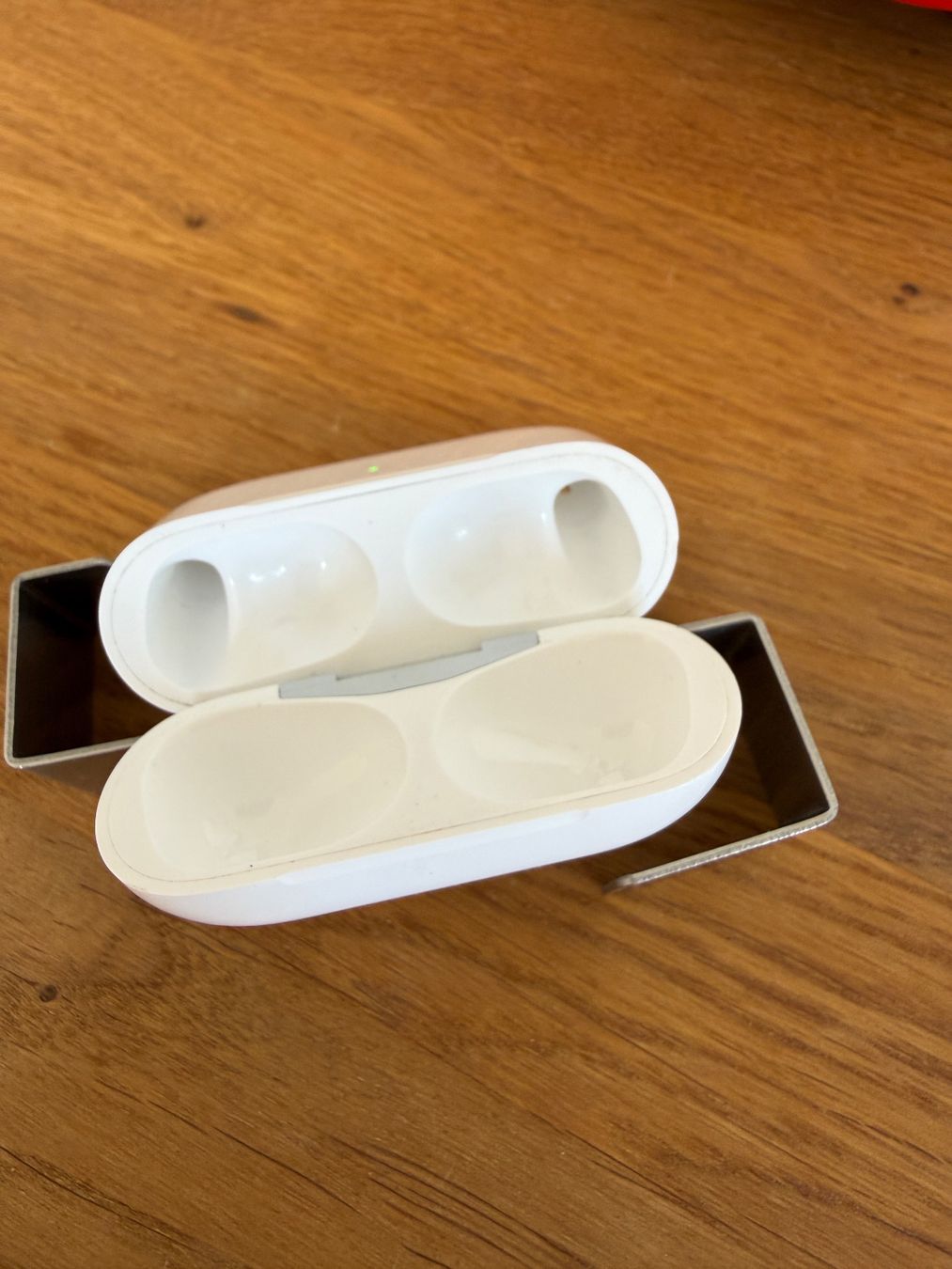 Apple Cuffie: APPLE AirPods Pro 2 Charging Case – Usato da Lausanne venduto da Nine1982 2