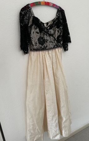 Elegantes Kleid aus Seide mit schwarzer Spitze, Grösse 38