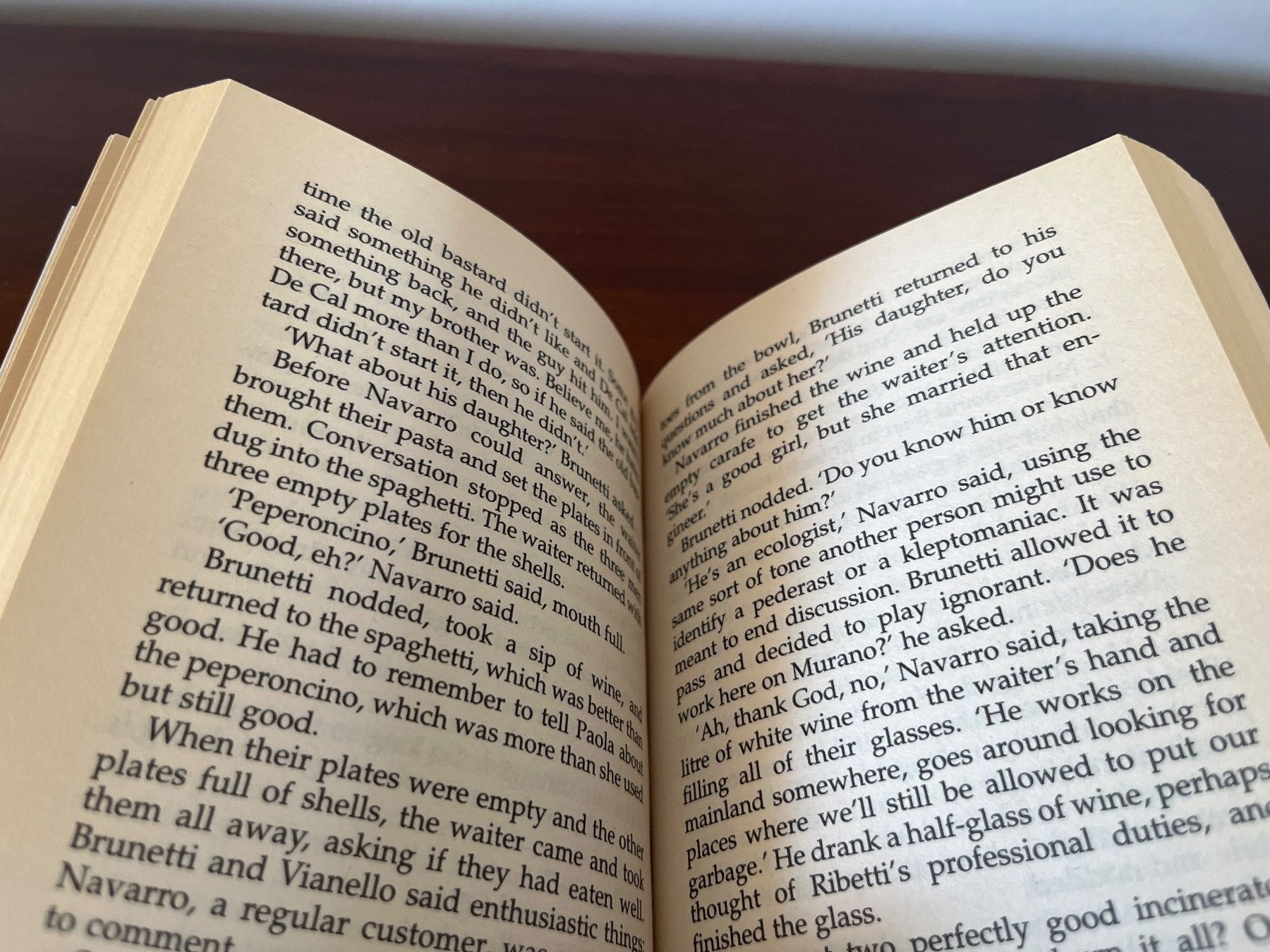 Bücher: Buch - Through a Glass, Darkly, Donna Leon, englisch – Gebraucht aus Luzern von Jiggy_8898 7