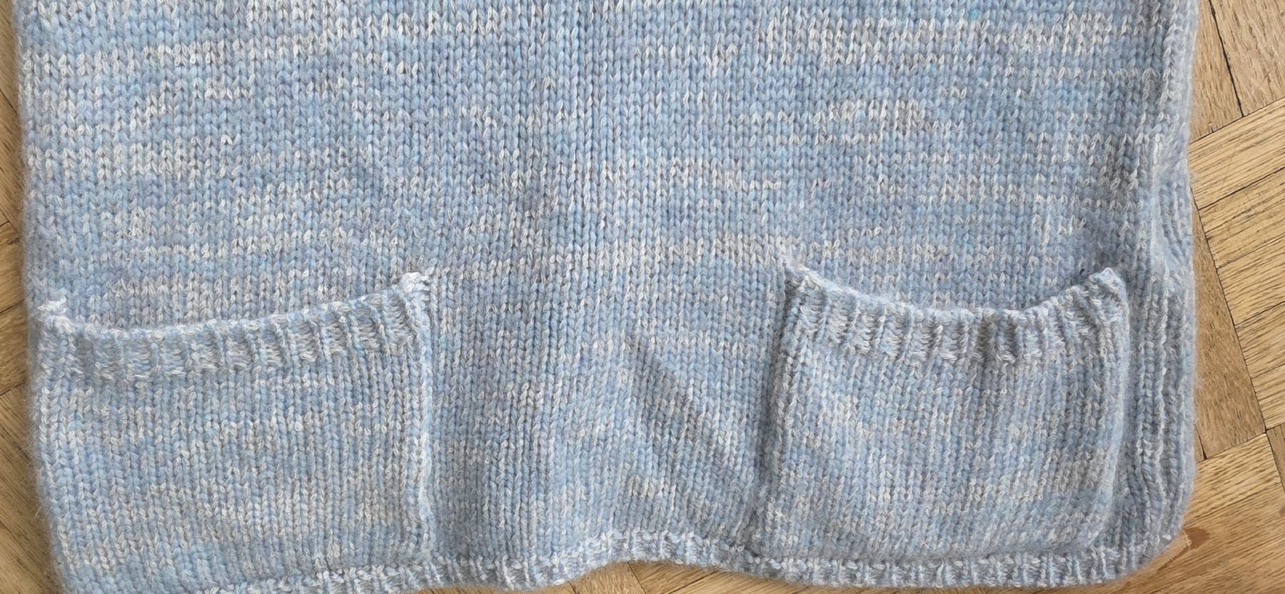 Top: Top/Débardeur 100% cachemire bleu clair – Usato da Yverdon-les-Bains venduto da van_dq65 4