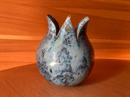 Kunstvolle Töpfervase in Blütenform ca. 16cm