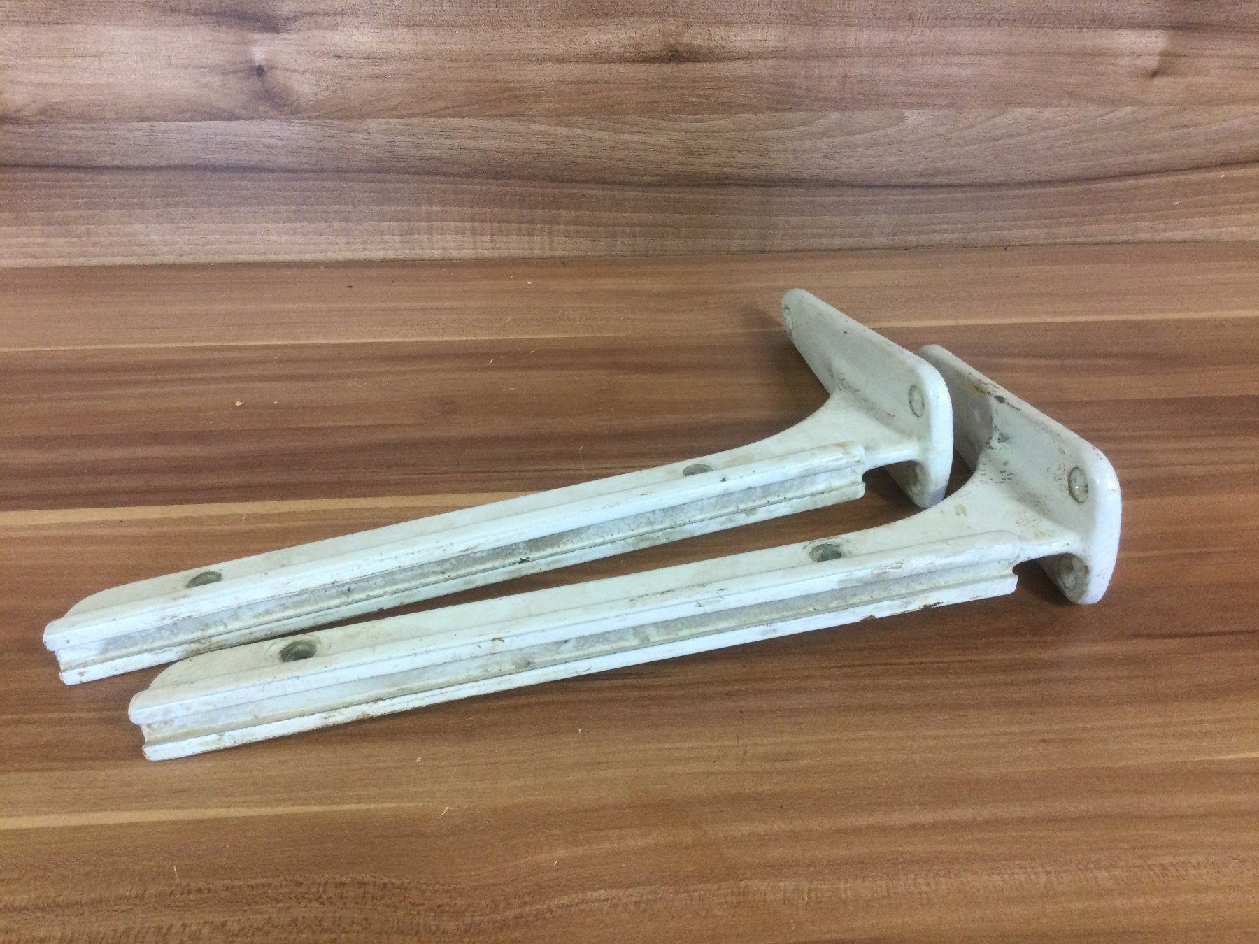 Werkzeuge: Alte Emailierte Gusseisen Winkel oder Tablarhalter – Gebraucht aus Wangen SZ von kuriosum12 3