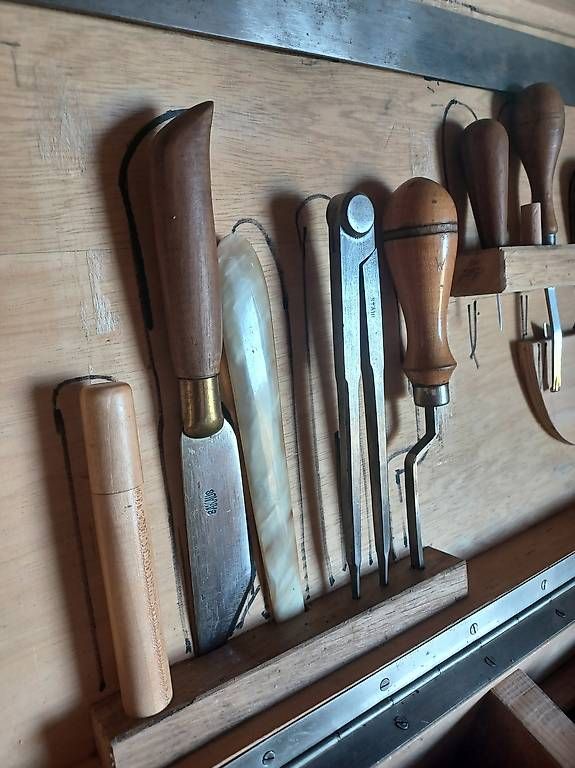 Sattler Alle Werkzeuge: Sattlerwerkzeug – Gebraucht aus Willisau von Hugobosca 1