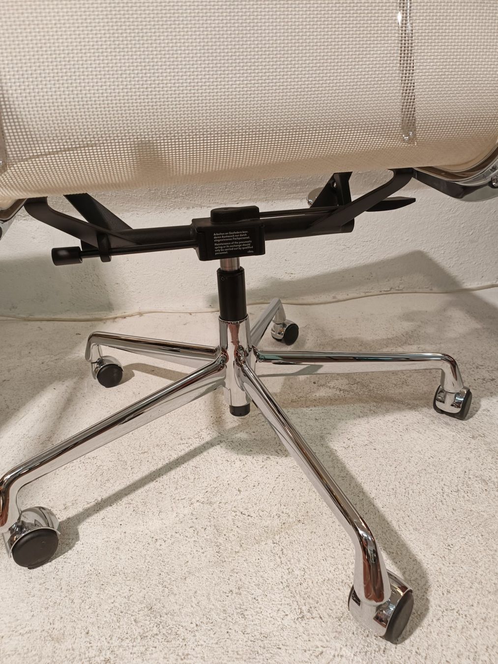 Sedie: Vitra Eames Aluchair EA 117 Netz weiss – Usato da Winterthur venduto da style-and-design.zrh 4