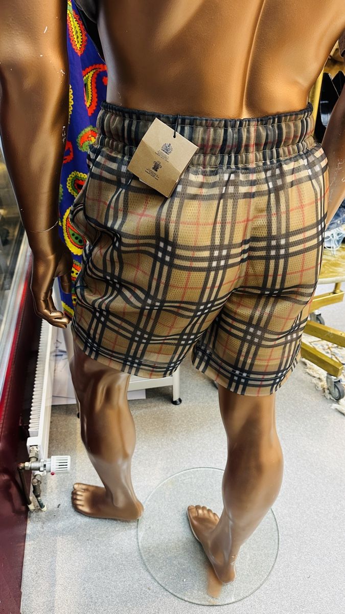 Burberry Pantaloni: Burberry Kurze Hose – Nuovo e nell'imballaggio originale da Lachen SZ venduto da HelvetiaLuxury 3