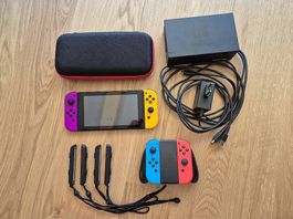 Nintendo Switch mit 4 Controllern und Aufbewahrungstasche