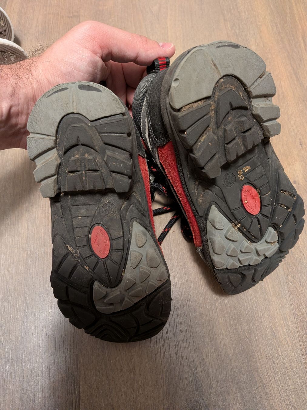 Schuhe für Jungen: 2 Paar Schuhe, Grösse 29, Converse rot und Wanderschuhe  – Gebraucht aus Riehen von senzao15 6