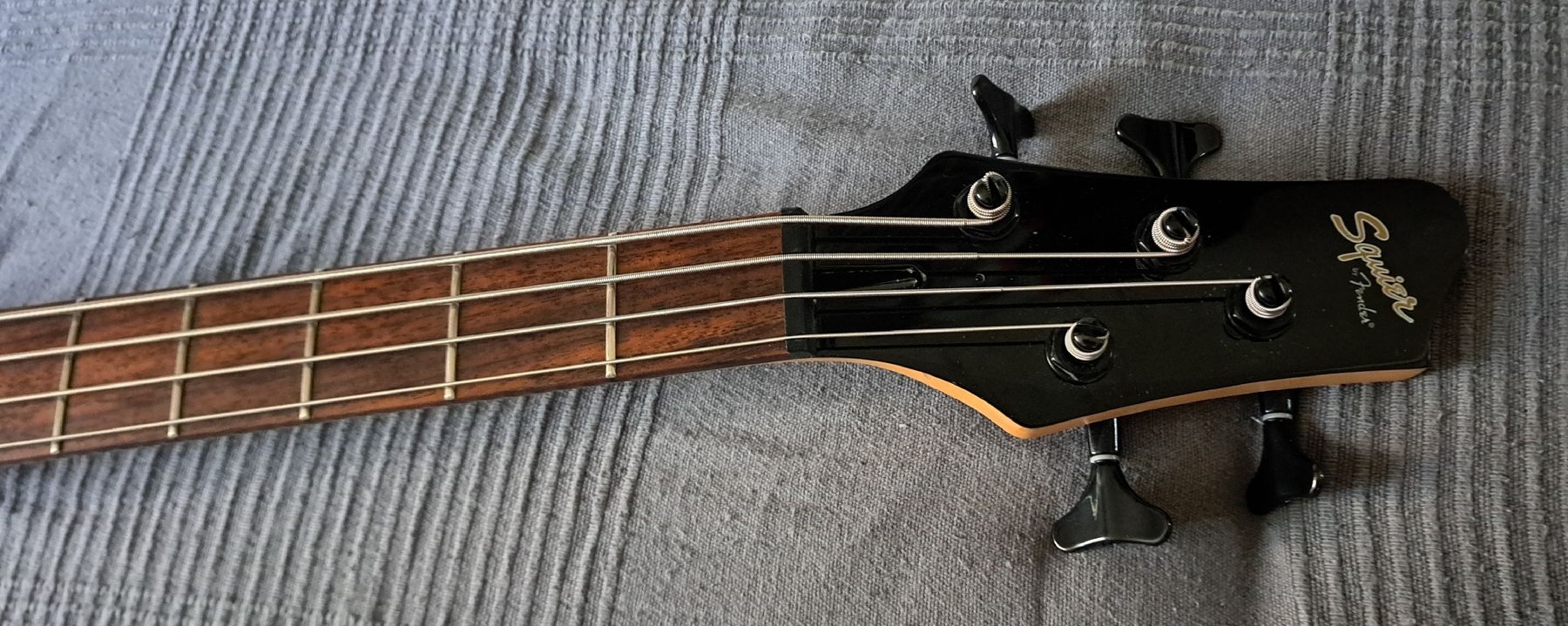 Strumenti musicali: Squier by Fender MB4 Scull – Usato da Yverdon-les-Bains venduto da ras_5ykt 2