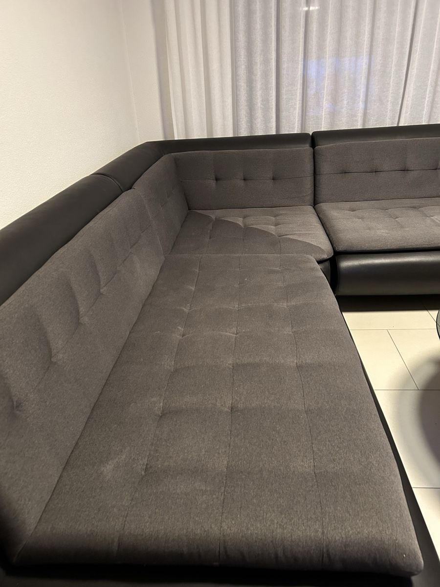 Divani: Grosses schwarzes/dunkelgraues Ecksofa – Usato da Alpnach Dorf venduto da Paschqualen 2