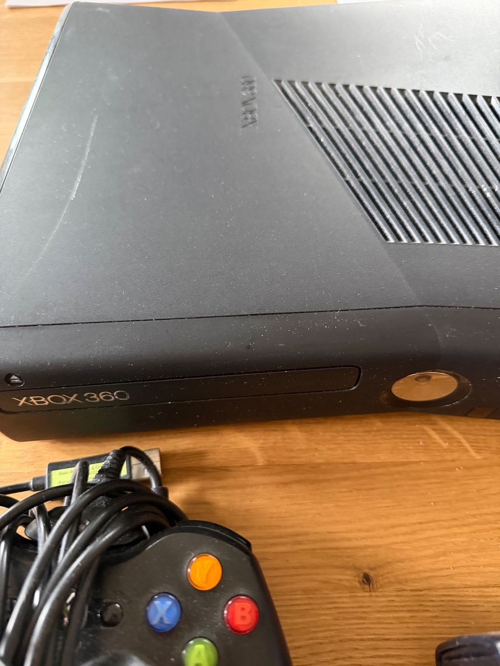 Microsoft Console: Console Microsoft Xbox 360 con Kinect, usato, nero – Usato da Uttwil venduto da noe_6ry7 4