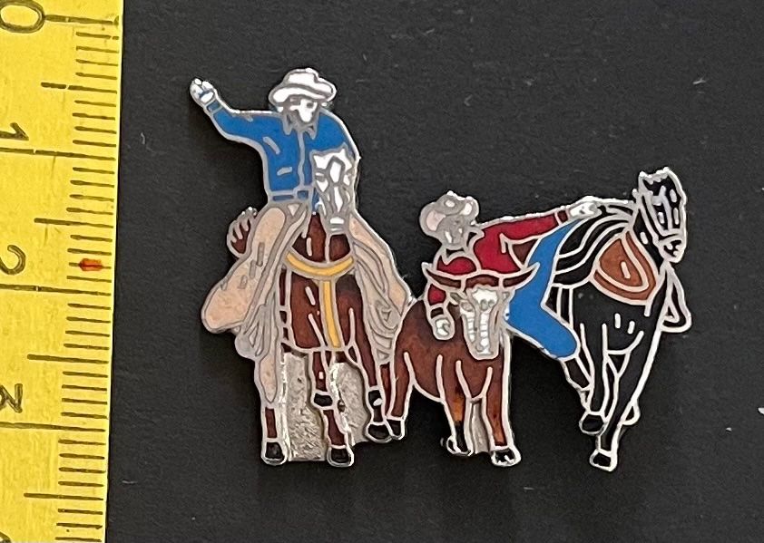 Plaketten & Abzeichen: Cowboys mit Pferden und Rind/ Pin – Gebraucht aus Ostermundigen von DaxKarten-75