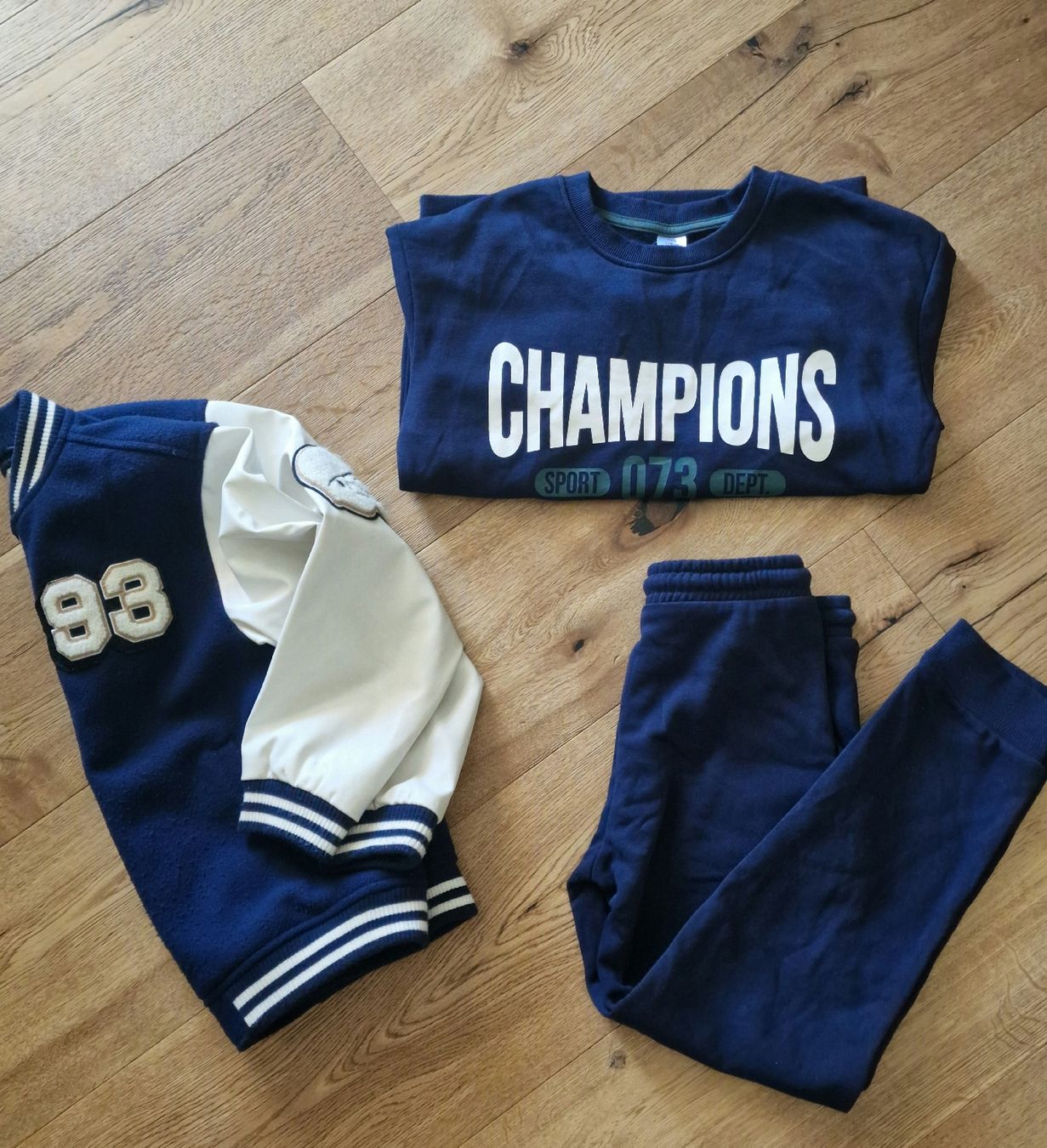 Lotti & Set di vestiti: Tolle Junge set 128 – Usato da Emmenbrücke venduto da Nadmorebiti