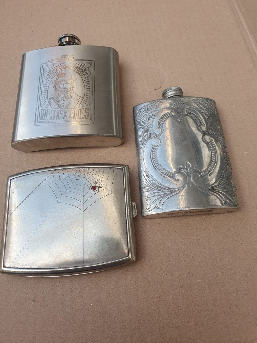 Altro: 2 Flachmann+1 Zigarettenetui(Jack Broadbent's Hip Flask Blue – Usato da Basel venduto da FirstClass4000