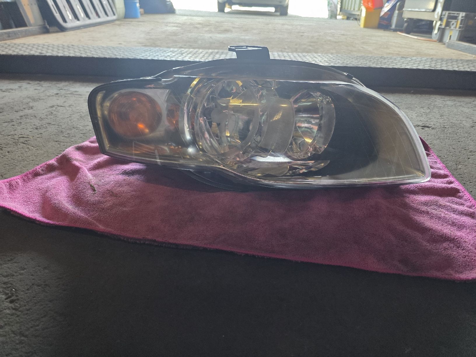 Audi Fari: Audi A4 B7 Frontscheinwerfer  – Usato da Hasle LU venduto da Caroo_1997 1