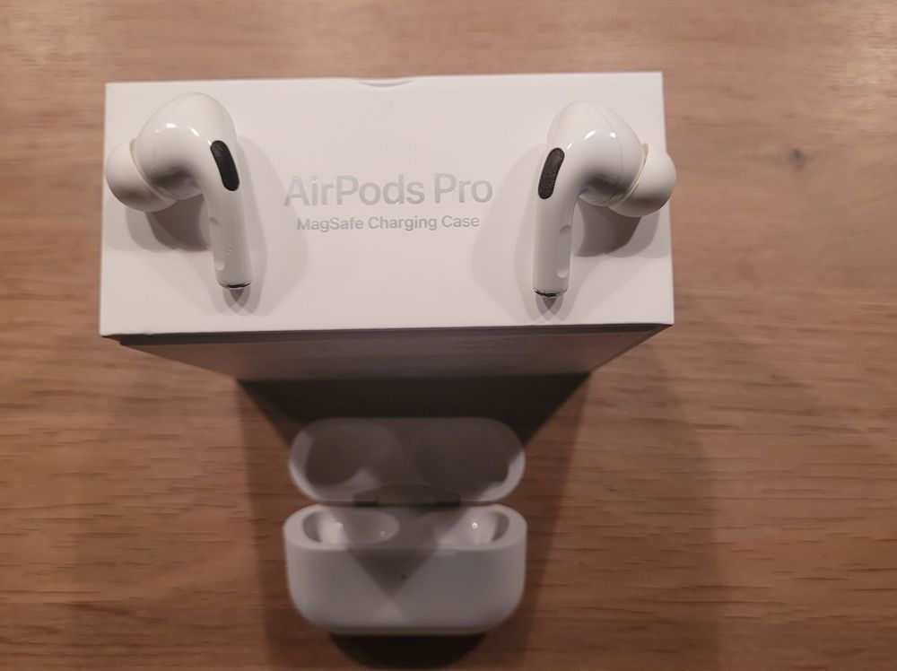 AirPods Pro 1. Generation inkl. Charging Case. 1 Hörer def. 1