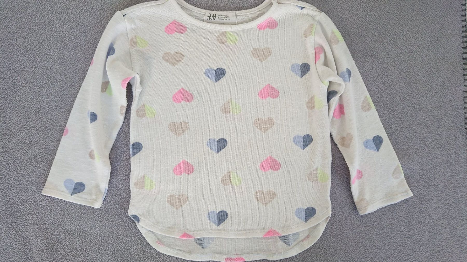 H&M Maglioni & Felpe: Leichter Mädchen Pullover H&M Gr. 98/104 Weiss mit Herzen – Usato da Hallau venduto da CHACLA