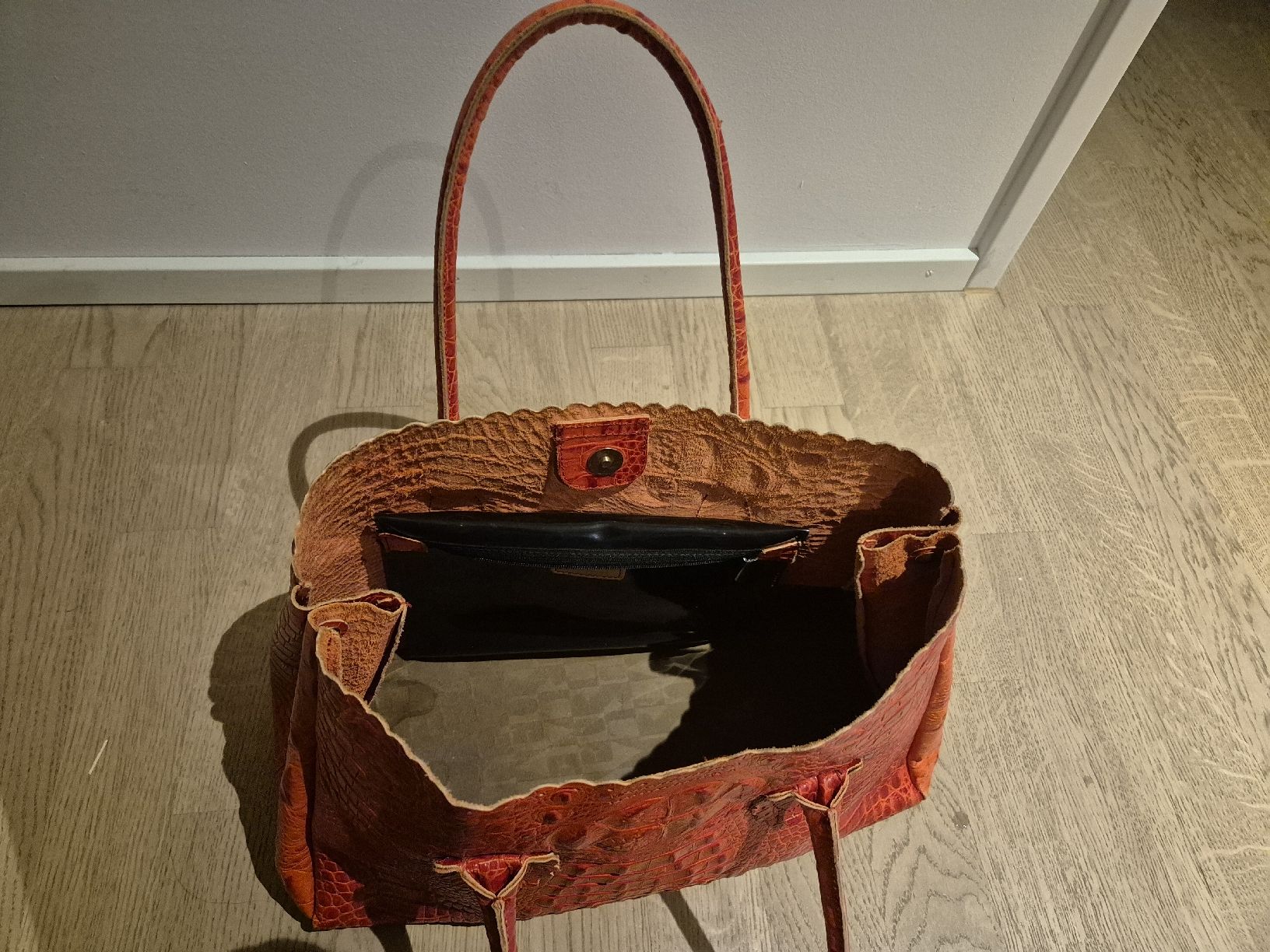 Taschen für Damen: Rote Furla Handtasche – Gebraucht aus Wettswil von Madsor 3