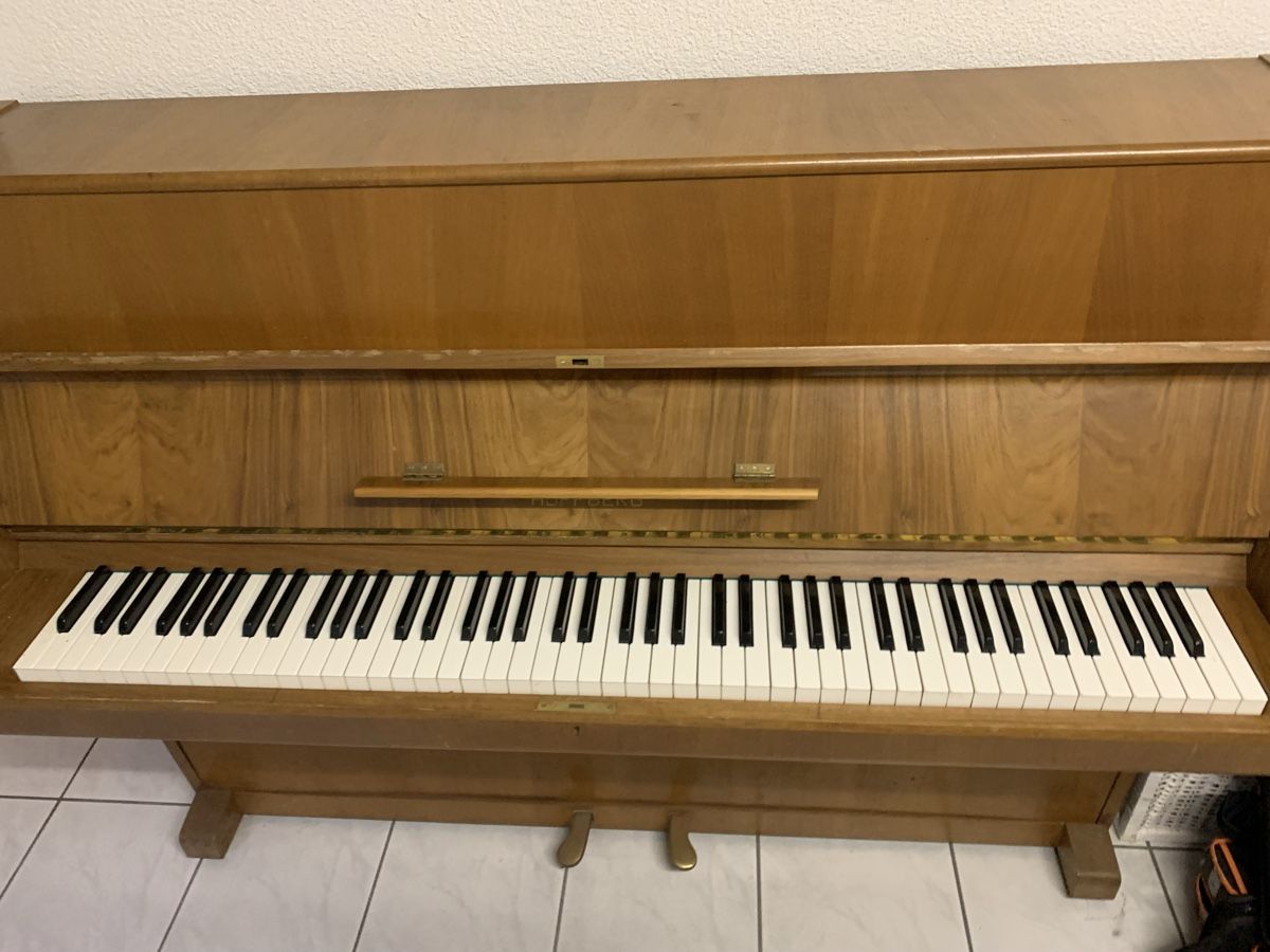 Strumenti musicali: Hoffberg Klavier Holz hell mit Gebrauchsspuren – Usato da Niederhasli venduto da Daumeier