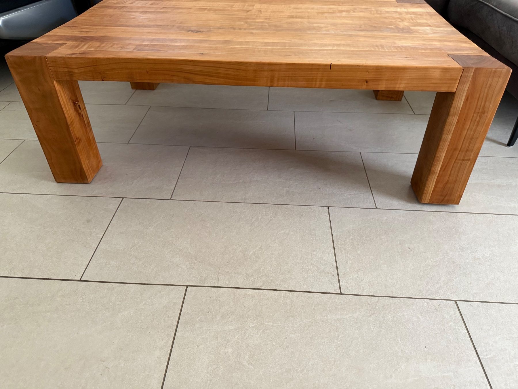 Tables: Massiv Kirsche-Couchtisch – D'occasion à Hagenbuch ZH par buell06 2