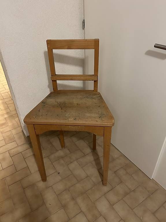 Sedie: Ancien petit pupitre d'école – Usato da Vouvry venduto da Vouvrisa